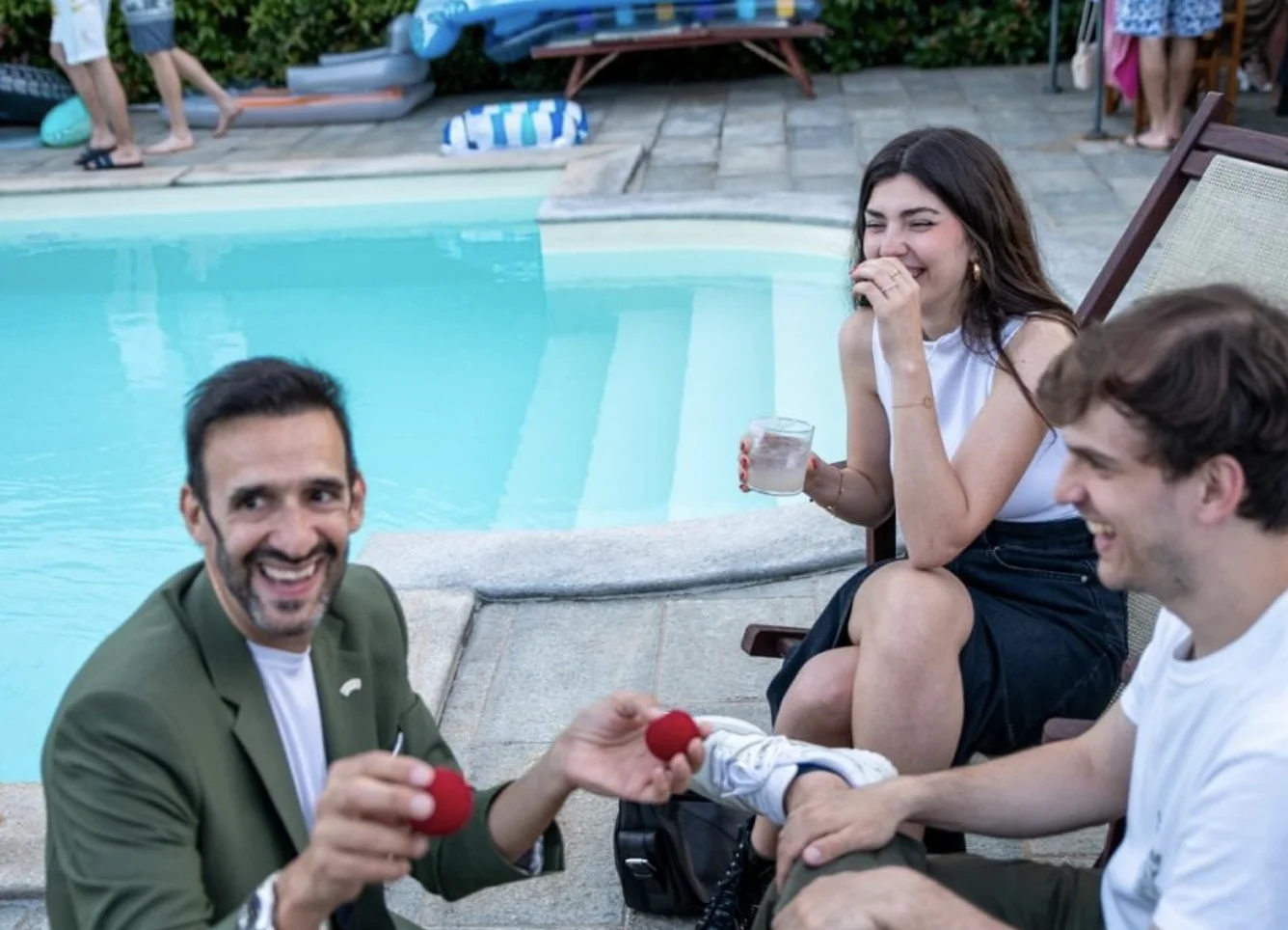 Sergio Starman sorprende un gruppo di ragazzi con le palline rosse a una festa privata a bordo piscina