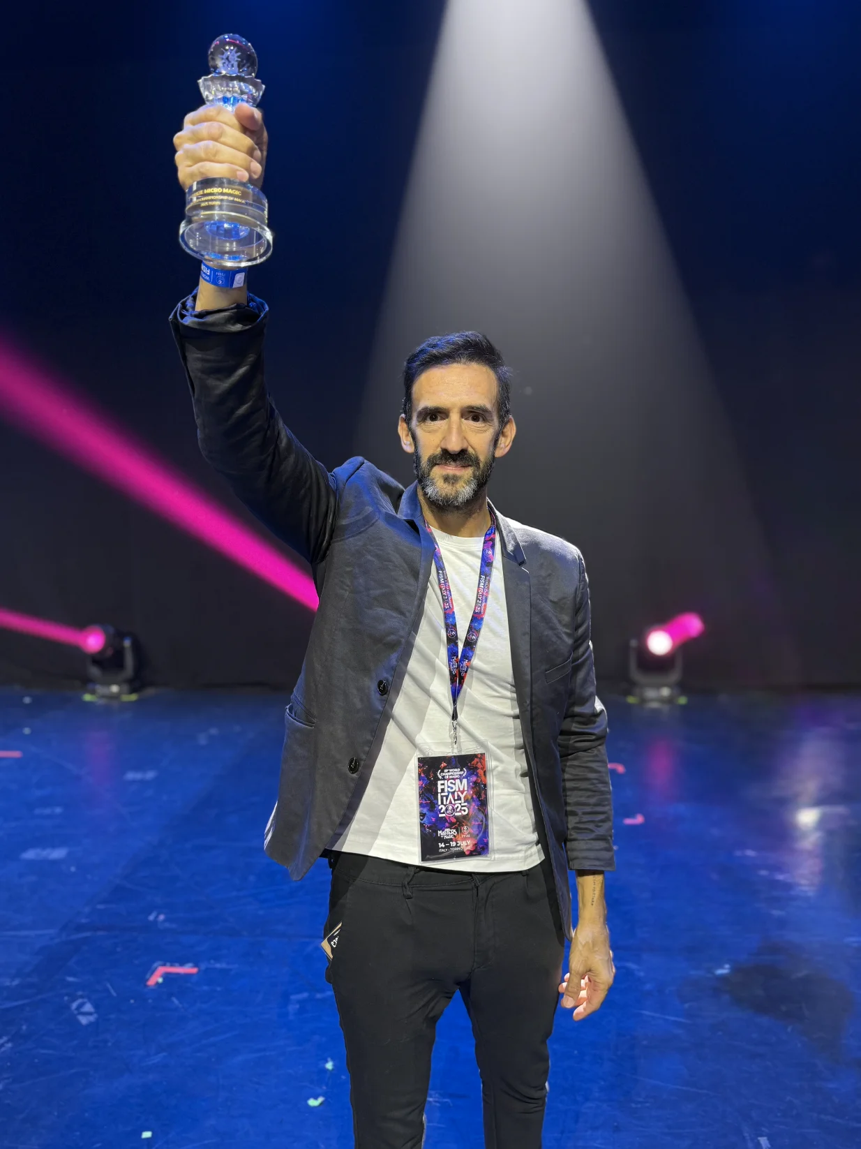 Sergio Starman sul palco FISM 2025 con il trofeo del 3° posto alzato