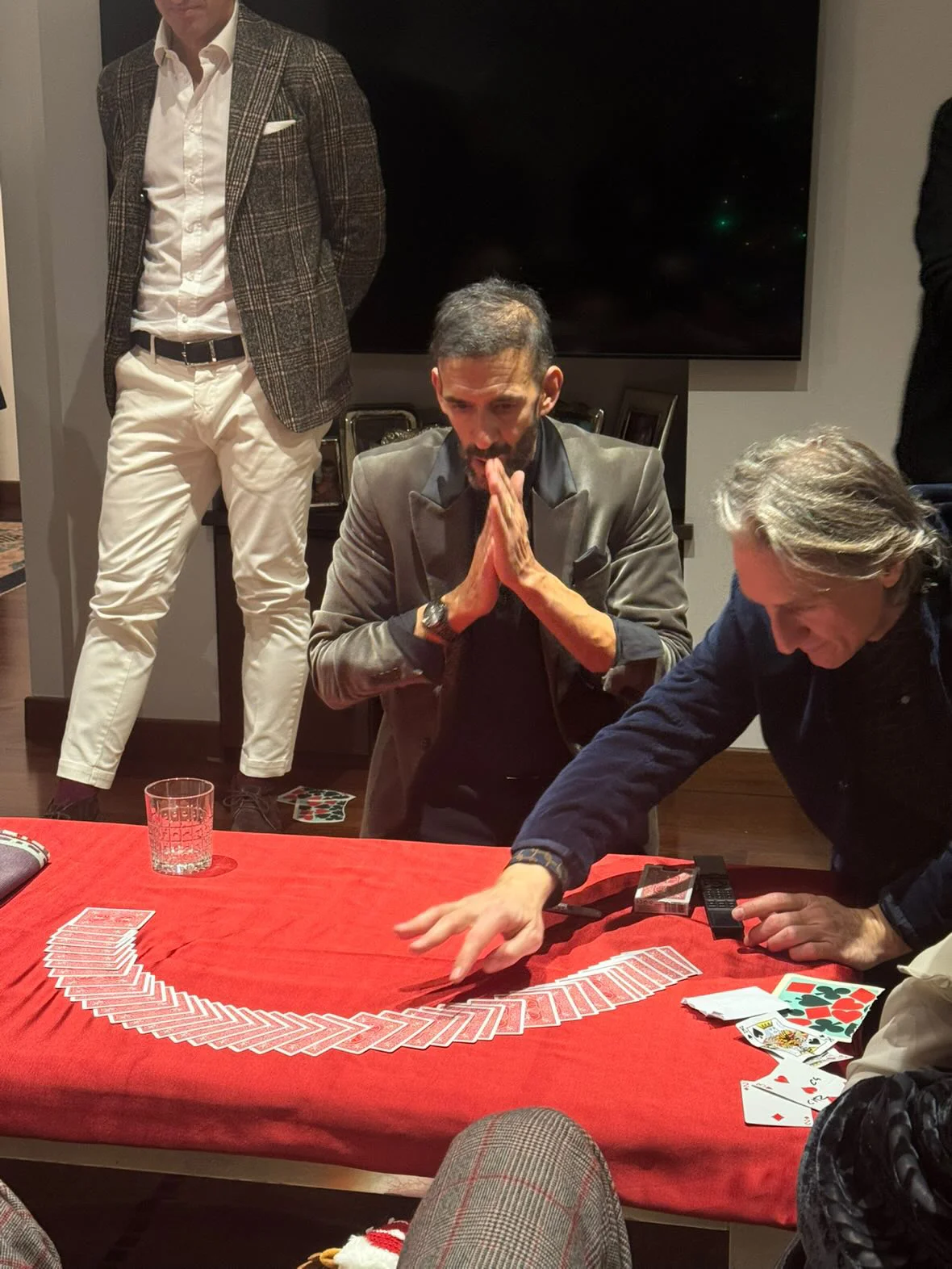 Gioco di carte al tavolo rosso durante una serata privata con l'illusionista Sergio Starman