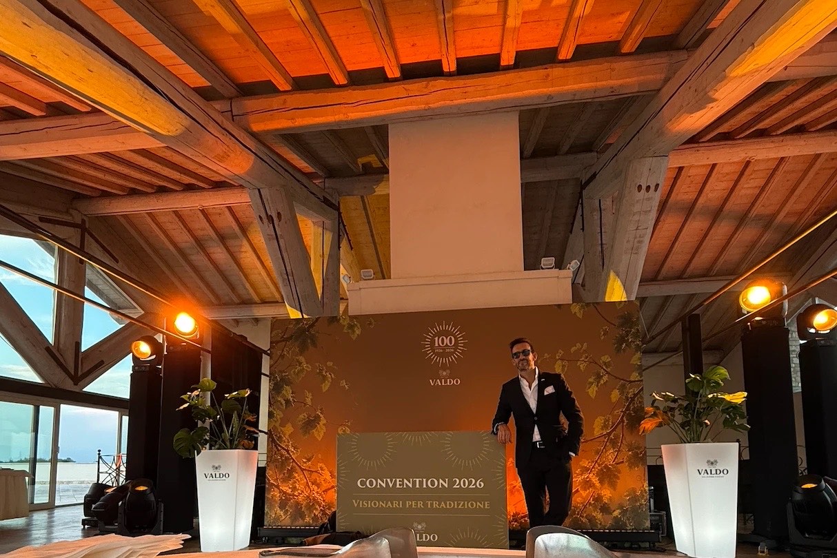 Sergio Starman alla Convention 2026 per i cento anni di Valdo, davanti al fondale Visionari per tradizione